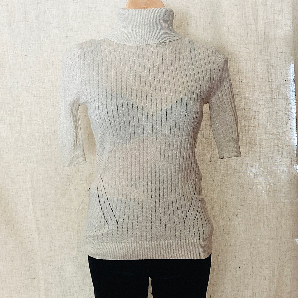 Liz Claiborne half sleeve turtleneck shirt. Small